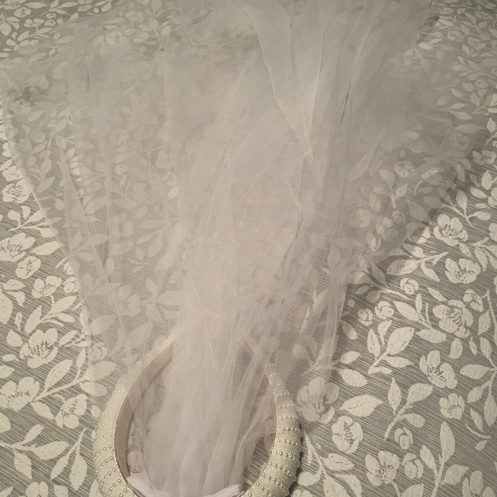 Elegant White Bridal Veil